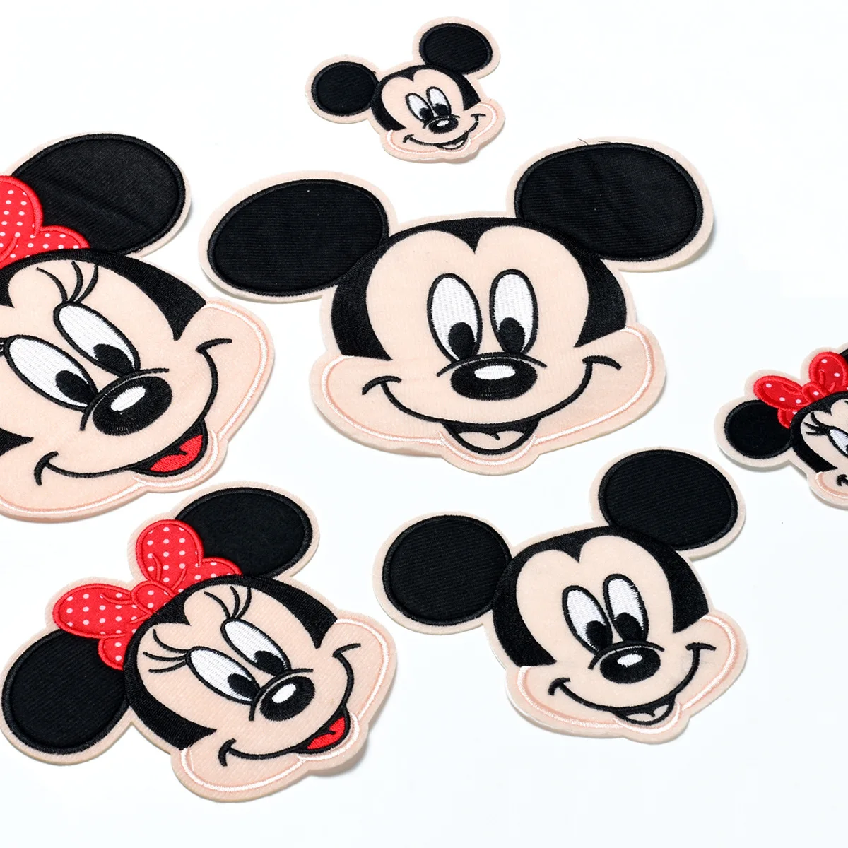Disney Mickey Minnie siuvinėjimo pleistrai Lipdukai Spausdinami Apdaila Šilumos Perdavimo spausdinimo Aplikacijos ant Drabužių Krūtinės ženkliukai 1