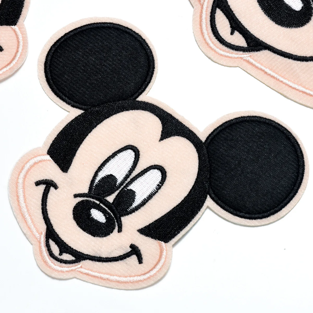 Disney Mickey Minnie siuvinėjimo pleistrai Lipdukai Spausdinami Apdaila Šilumos Perdavimo spausdinimo Aplikacijos ant Drabužių Krūtinės ženkliukai 2